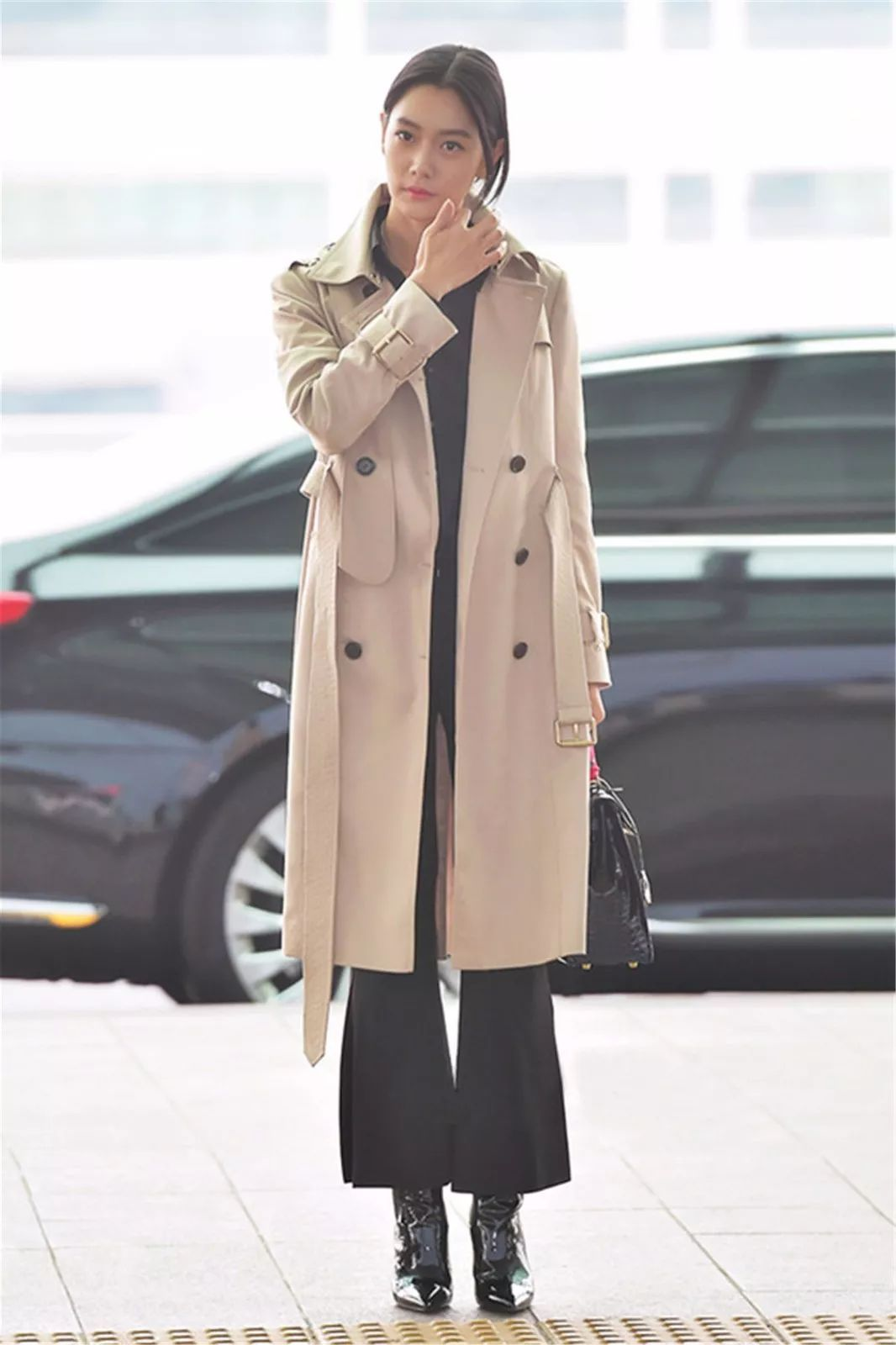 条连体裤穿在身上就显得很特别,绿色,红色以及黑色的结合显得极其亮眼