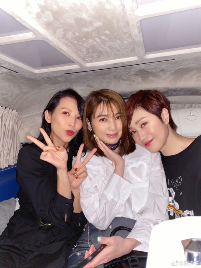 张晋夫妇现身机场，蔡少芬手受伤坚持给粉丝签名，还自侃手丑好逗