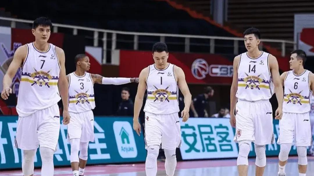 cba管理员和魔王哪个好用(NBA饮水机管理员有多强，组一队或制霸CBA?这画面不敢想象)