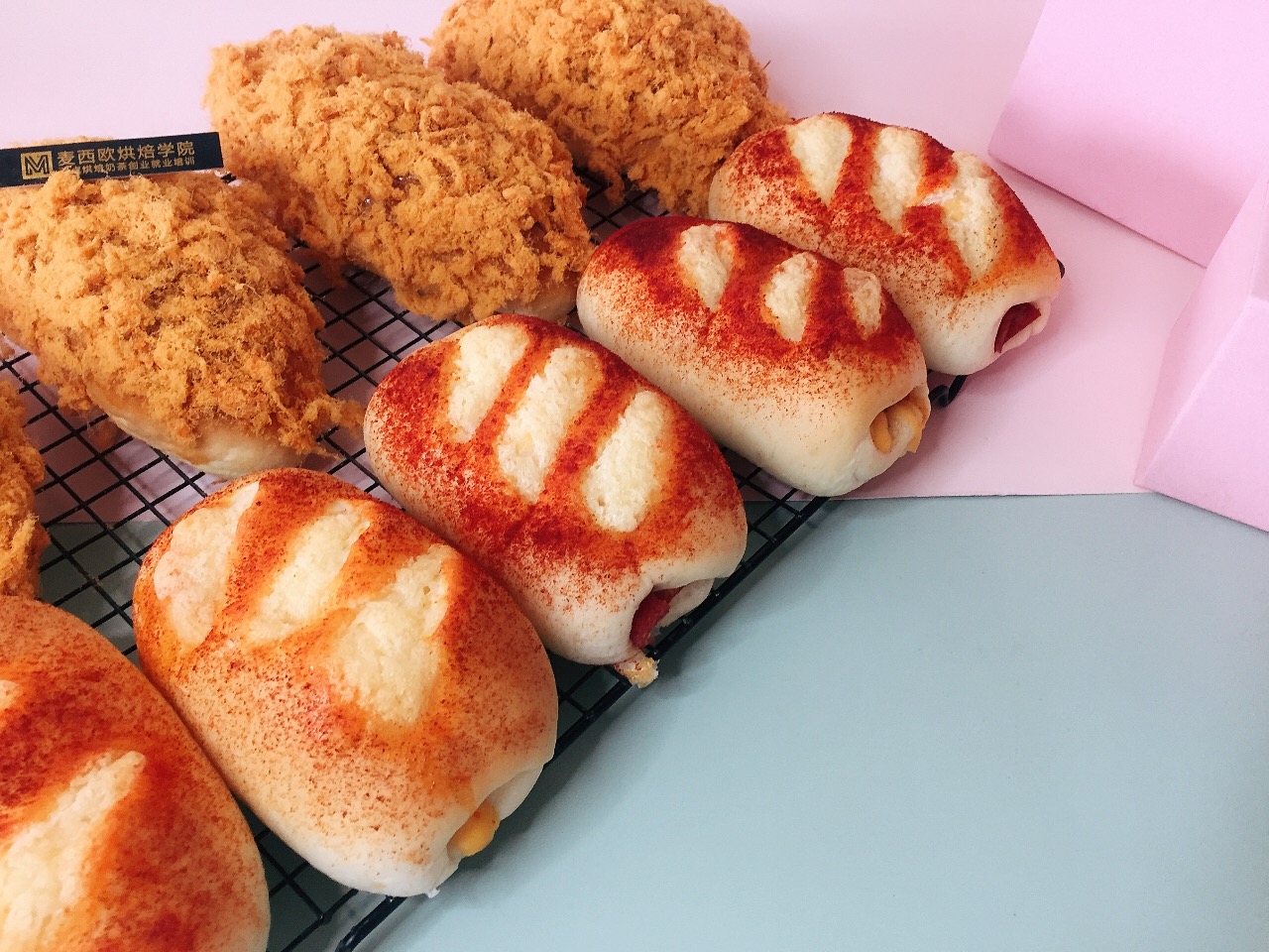 重庆学西点烘焙去培训学校好还是跟师傅学好？