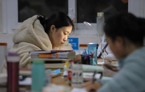 这所小县城里的师范大学，既非985也非211，却被称为“考研高校”