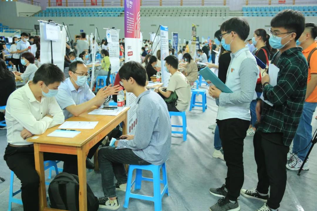 107家企业奔赴南京这所高校，带来4000多个岗位，软件和信息技术人才最紧俏！