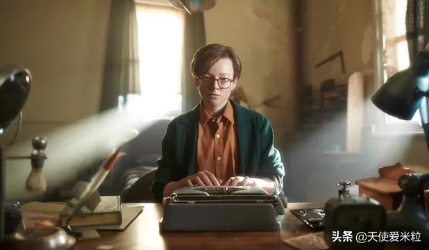 《继承之战》第三季终于来了！长女在戏外悄悄结婚，装饰了《Vogue》的封面。