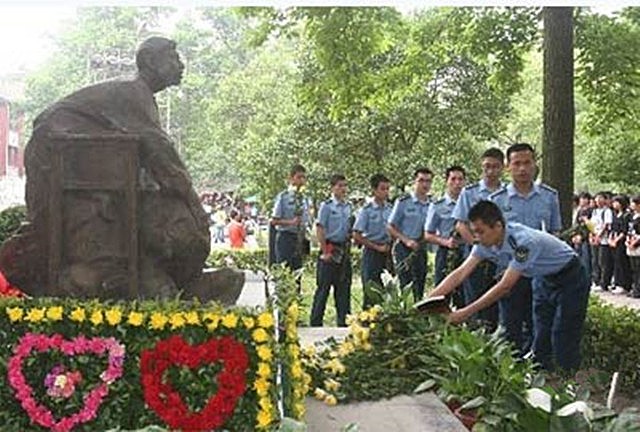 谭千秋的最后一课：舍身护4名学生牺牲，女儿谭君子追随父亲脚步