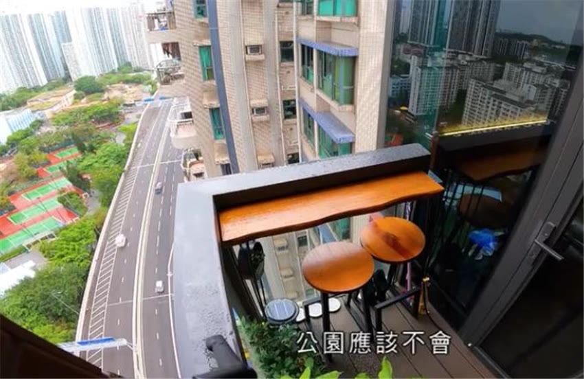 香港年轻人太拼了！蜗居10㎡房，开门上床厕所洗碗，阳台1㎡
