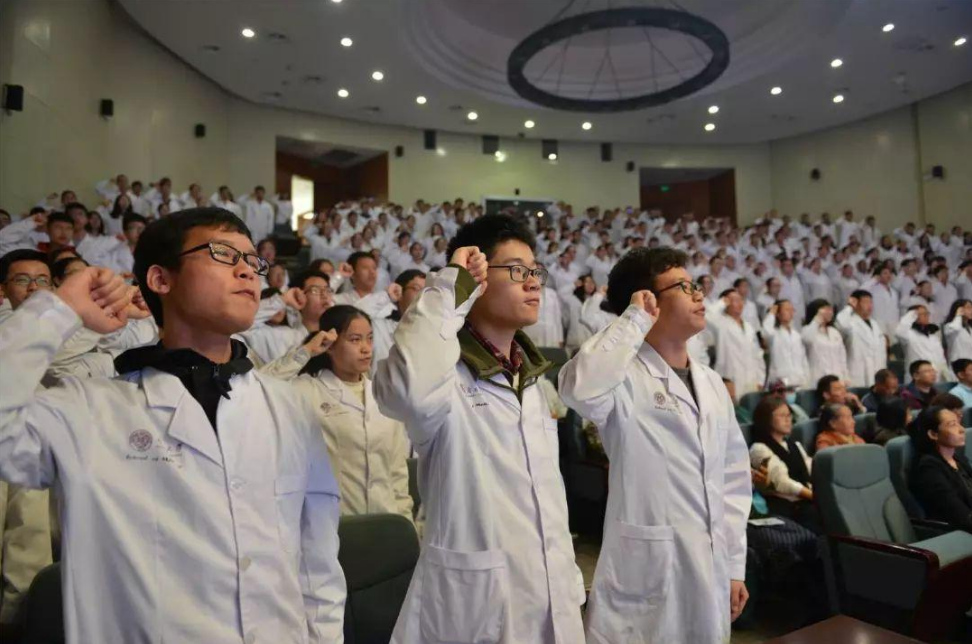 3所适合“中等生”的医科大学，录取成绩不高，毕业后不愁找工作