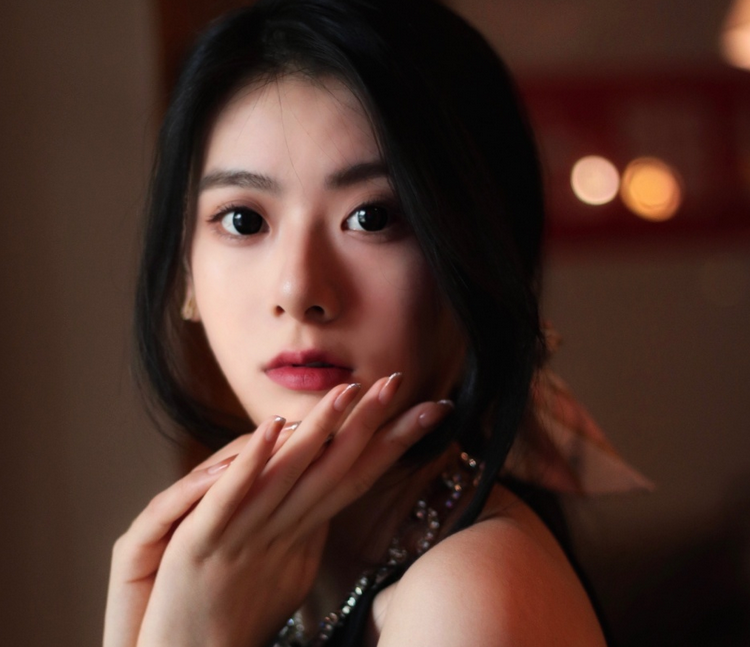 “中传”又一位校花走红，颜值不输冯琳，还摘得环球小姐中国冠军