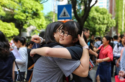 高考400分考生哭诉：我拼命学习，最后却和一群200分学生抢大专