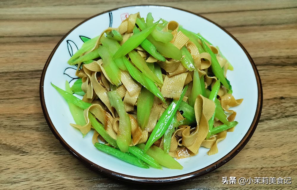 天热流汗别光喝水，“5菜3果”含钾高要多吃，忌2食，全家人受益