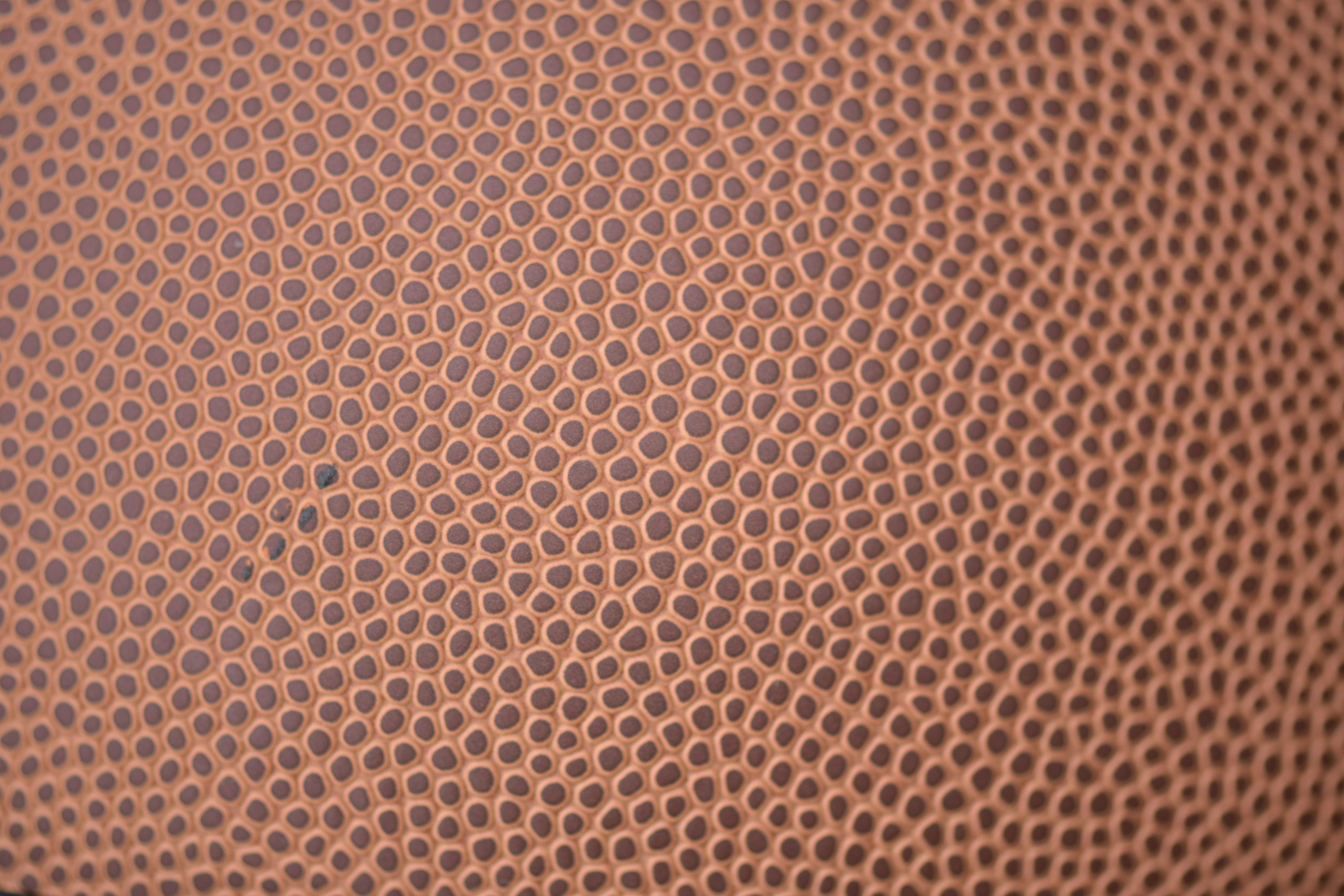 怎么样的篮球是真皮篮球（怎么挑选一个合适的篮球）