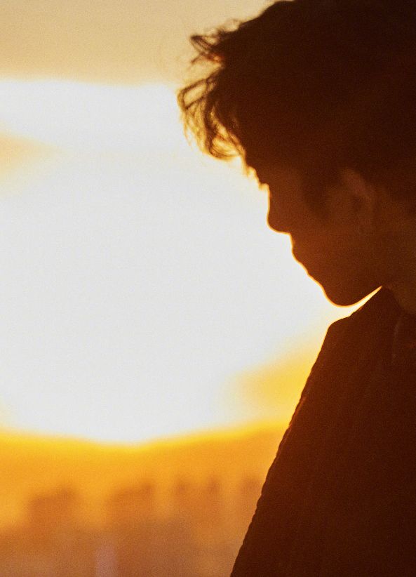 意境夕阳下男生侧脸头像图片