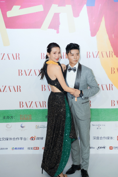 张晋夫妇现身机场，蔡少芬手受伤坚持给粉丝签名，还自侃手丑好逗