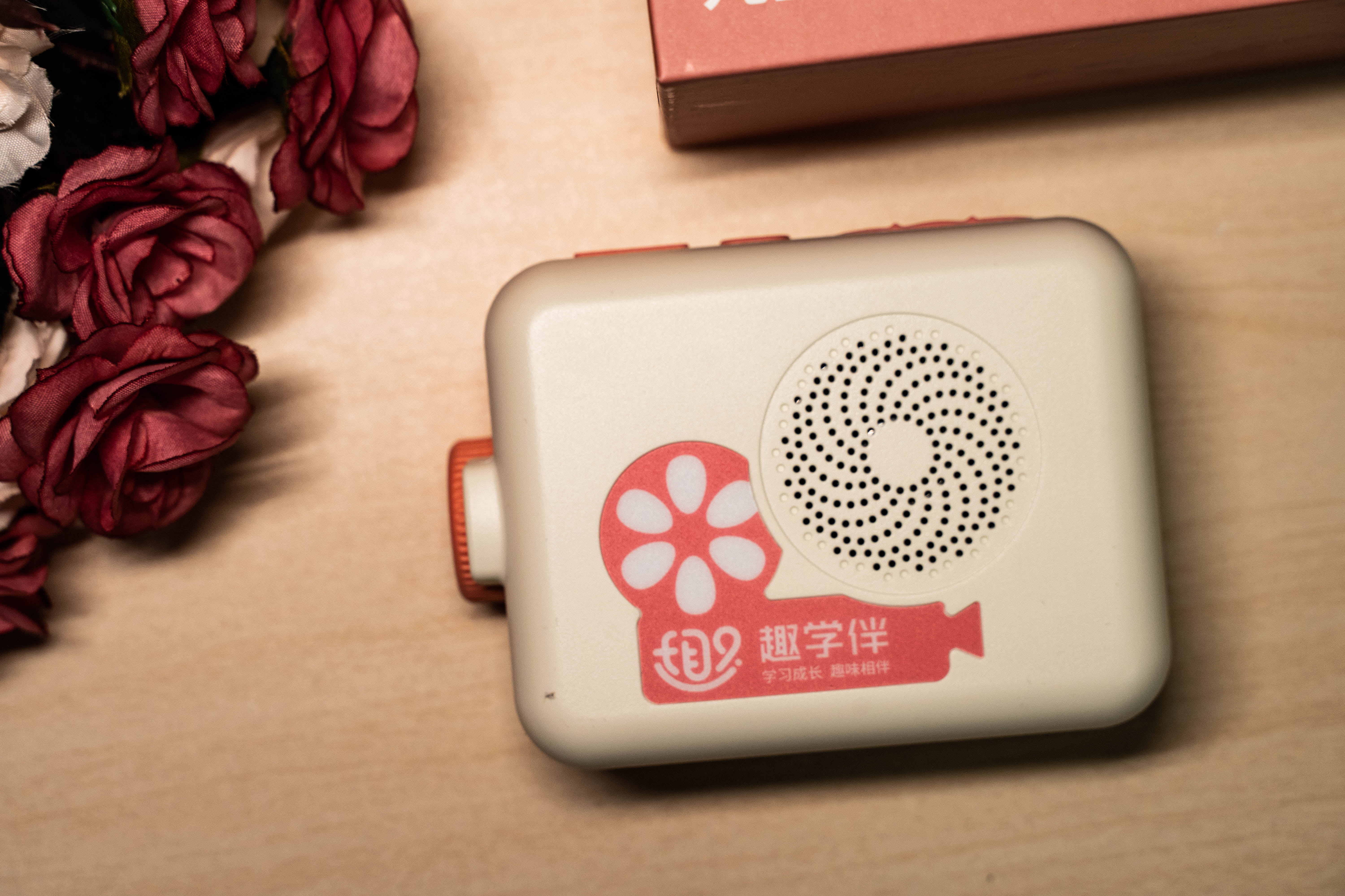 为带娃焦头烂额？不会启蒙教育？了解一下趣学伴绘本故事放映机