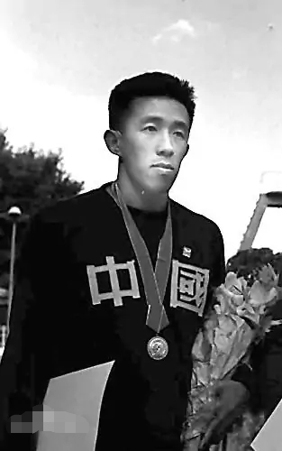 中國奧運會多久（1952年新中國首征奧運：僅1支籃球1支足球遲到10天，周恩來卻笑了）