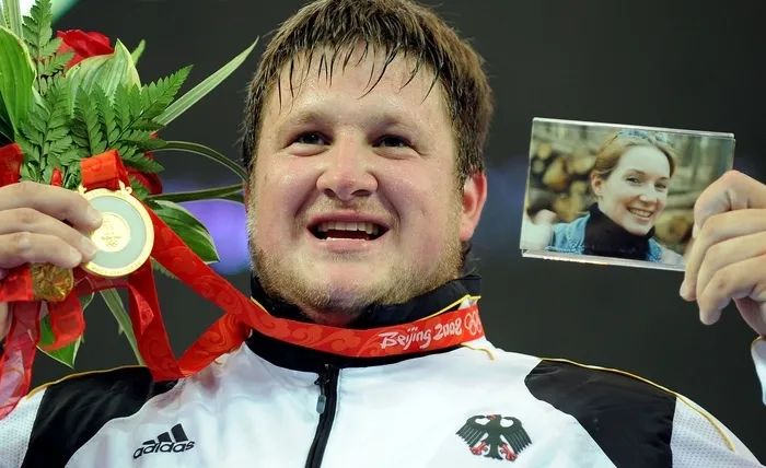 2008奥运会举重冠军的名字(妻子意外去世，他舍命拿下举重冠军：也许灵魂的力量，是10公斤)