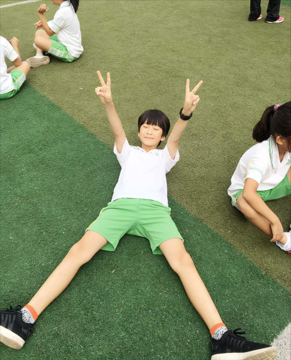 张亮晒照为儿子庆生，14岁天天清新帅气变型男，越来越像爸爸