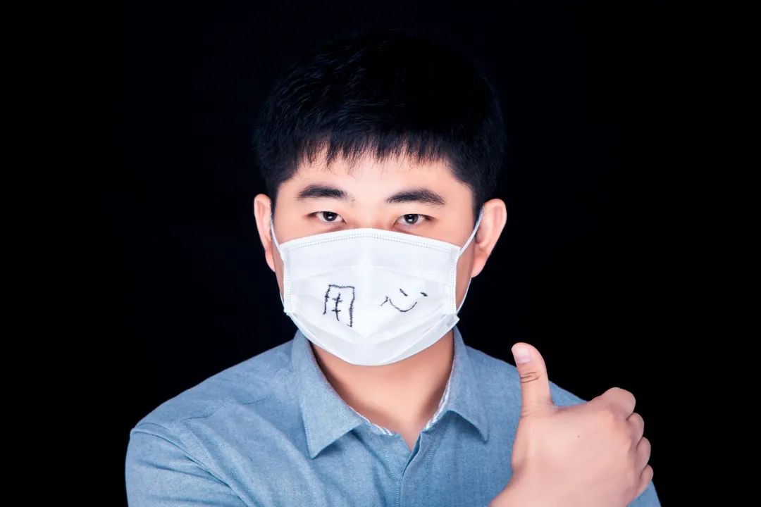 她的声音很好听,虽然疫情期间戴口罩说话不太方便,但她在电台依然为