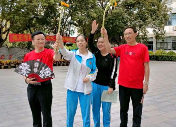 高考前班主任承诺，带680分以上的学生免费旅游，出分后改变标准