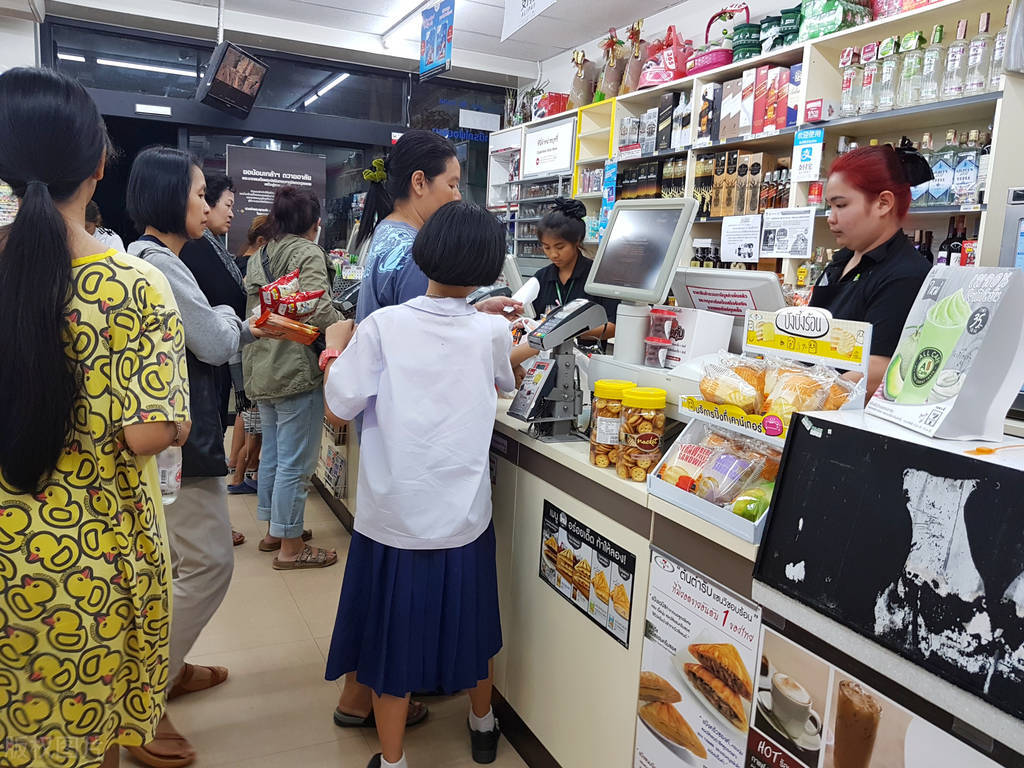 湖北夫妻开便民超市，利用一张“购物卡”，年收益200万，真厉害