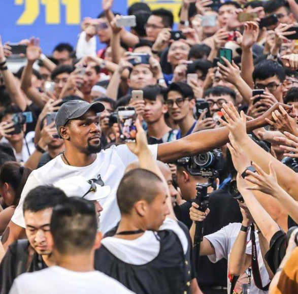 为什么nba球星中国行(谁是国内最受欢迎NBA球星 看中国行排场就知道 乔丹都是小场面)