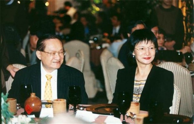 3年前金庸逝世，书迷自发赶到医院，次子捧遗像送父亲最后一程