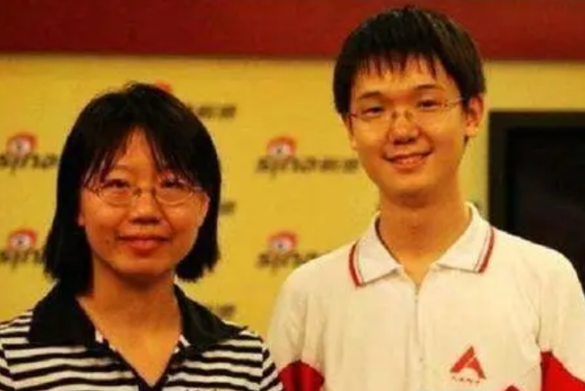 2010年，李泰伯考703分夺北京理科状元，却被美国11所名校拒收