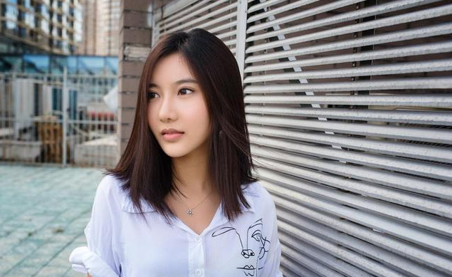 清华大学美女校花火了，颜值和明星不分伯仲，网友喊话：快出道吧