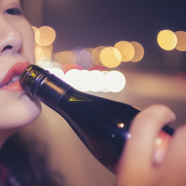 男子带情人与同事喝酒，事后同事当面侵害女子，男子不保护有错么