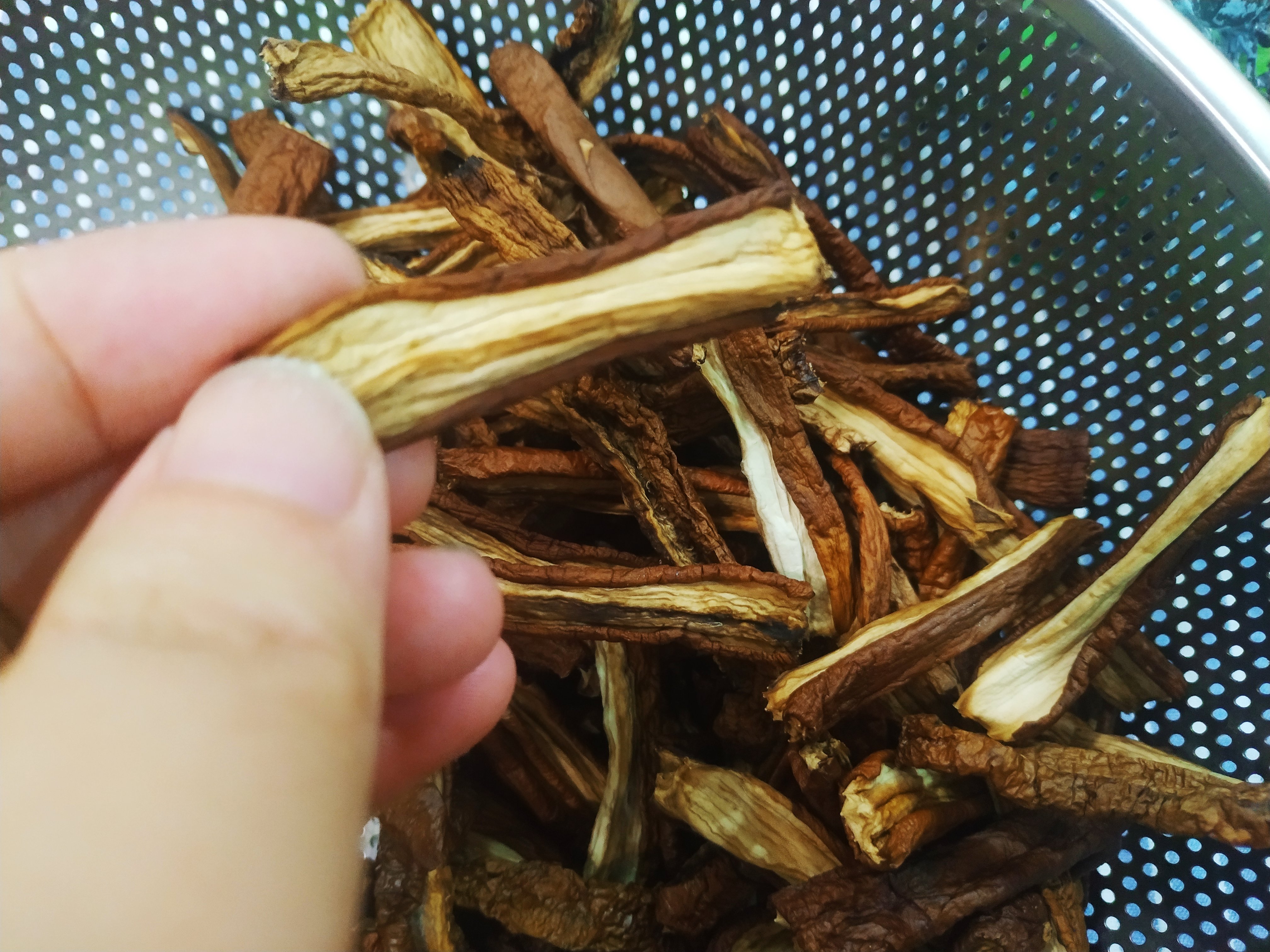 图片[2]-吃不完的茄子别扔了 像我这样做成茄子干保存下来 炒菜焖肉都-起舞食谱网