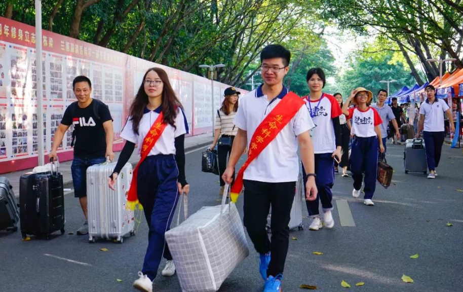 上大学是否有必要“迁户口”，听听过来人的回答，学生需慎重选择