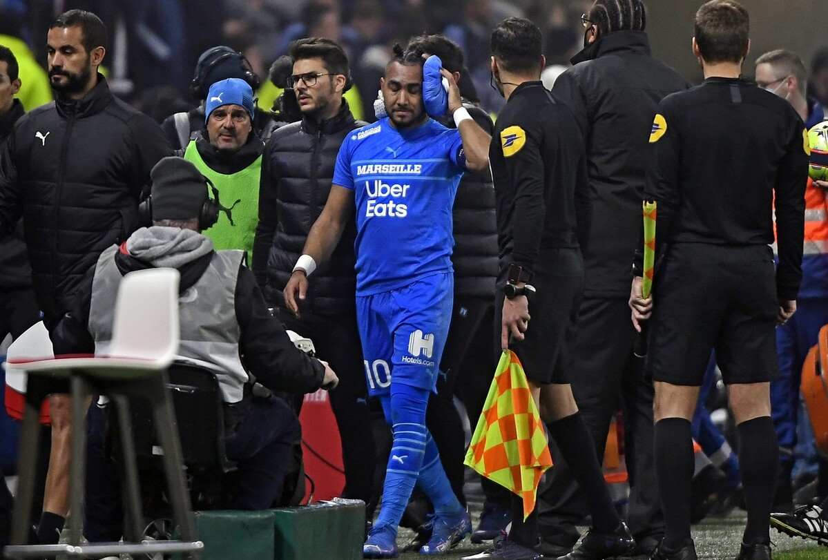 法甲腰斩什么意思（法甲又一出闹剧！球员被水瓶砸倒，球迷被捕，比赛踢4分钟就腰斩）