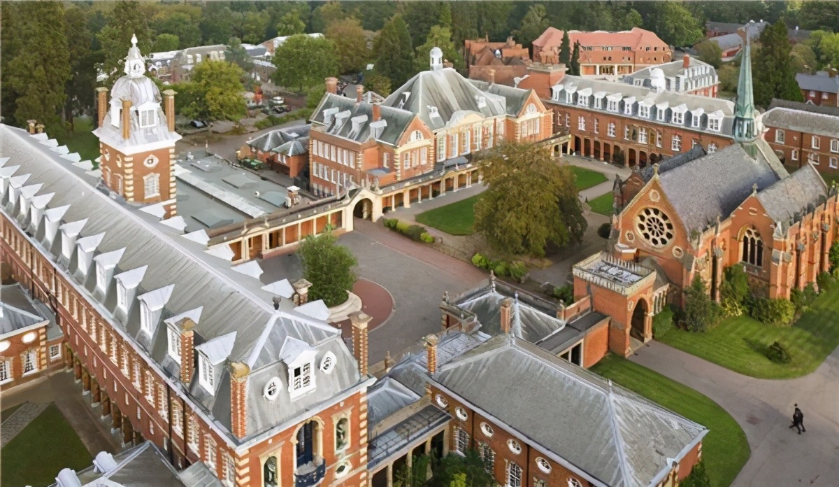 上海一所“贵族学校”火了，学费高达98万，家长绞尽脑汁报名