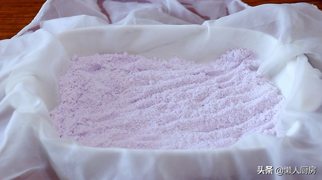 食用干米粉需要注意什么(2块紫薯，一碗大米粉，这是很多人儿时爱吃的紫薯松糕，松松软软)