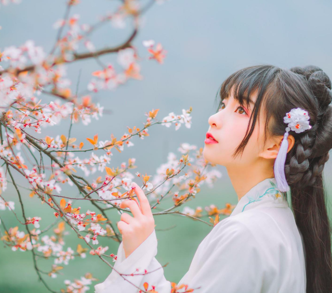 她美得如晨曦初露，温柔似水，气质如兰，举手投足皆是诗意与风韵。