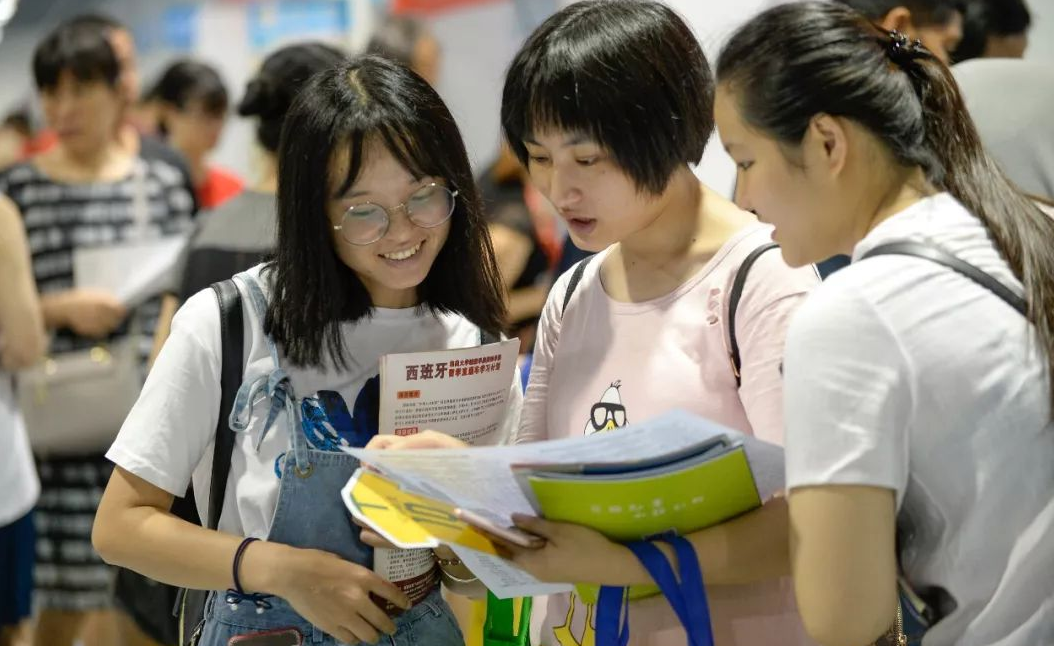 985护理系招生遇冷？分数线一降再降都招不到生，遭到网友嘲讽