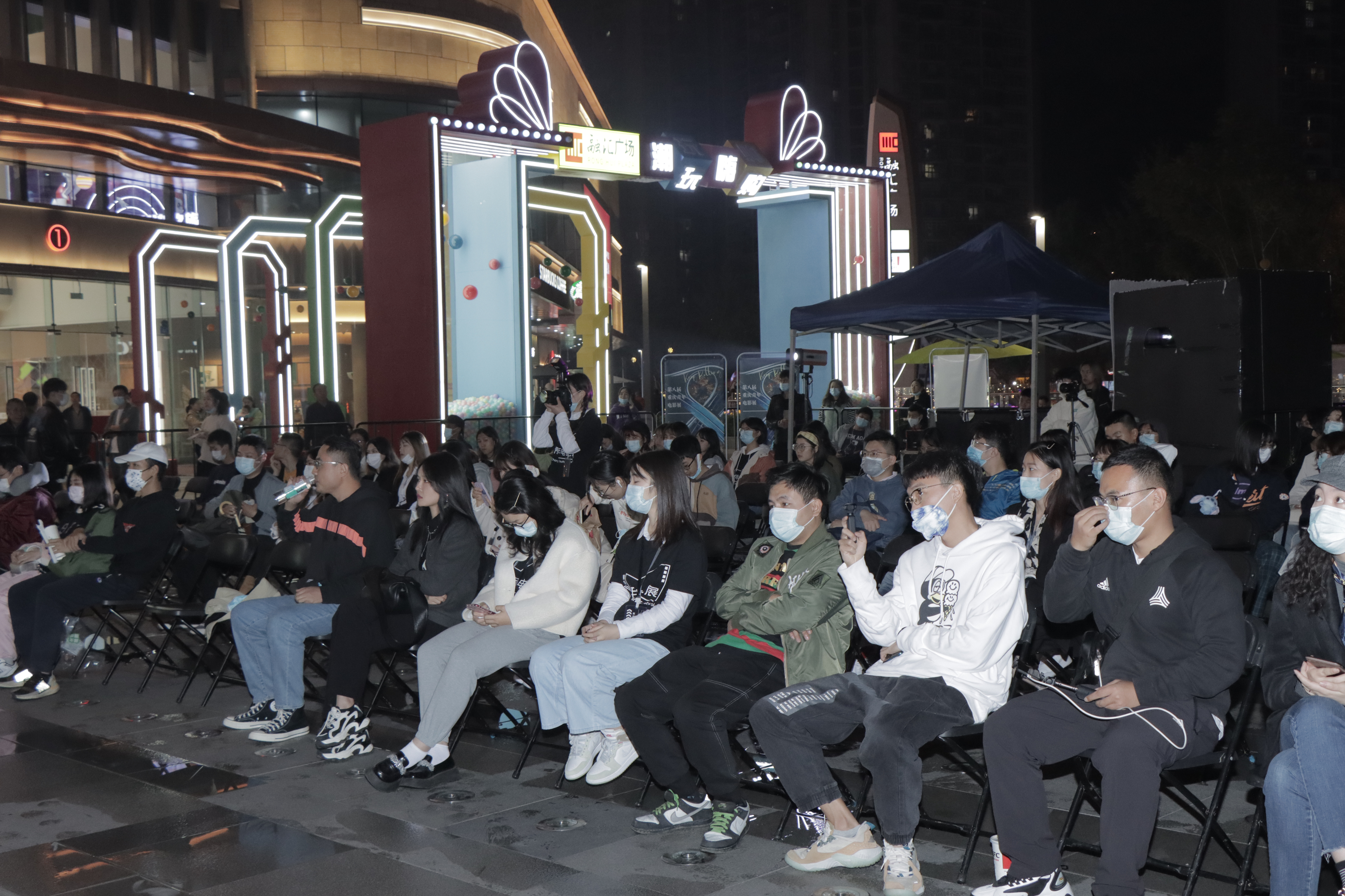 华硕e创星空电影院携手重庆青年电影展在山城的星空下传递爱