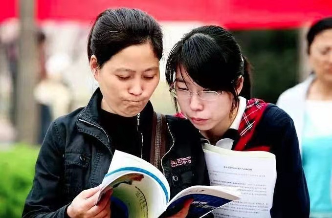 一本院校投档线出炉，考生556分捡漏上海交大，585分上浙大