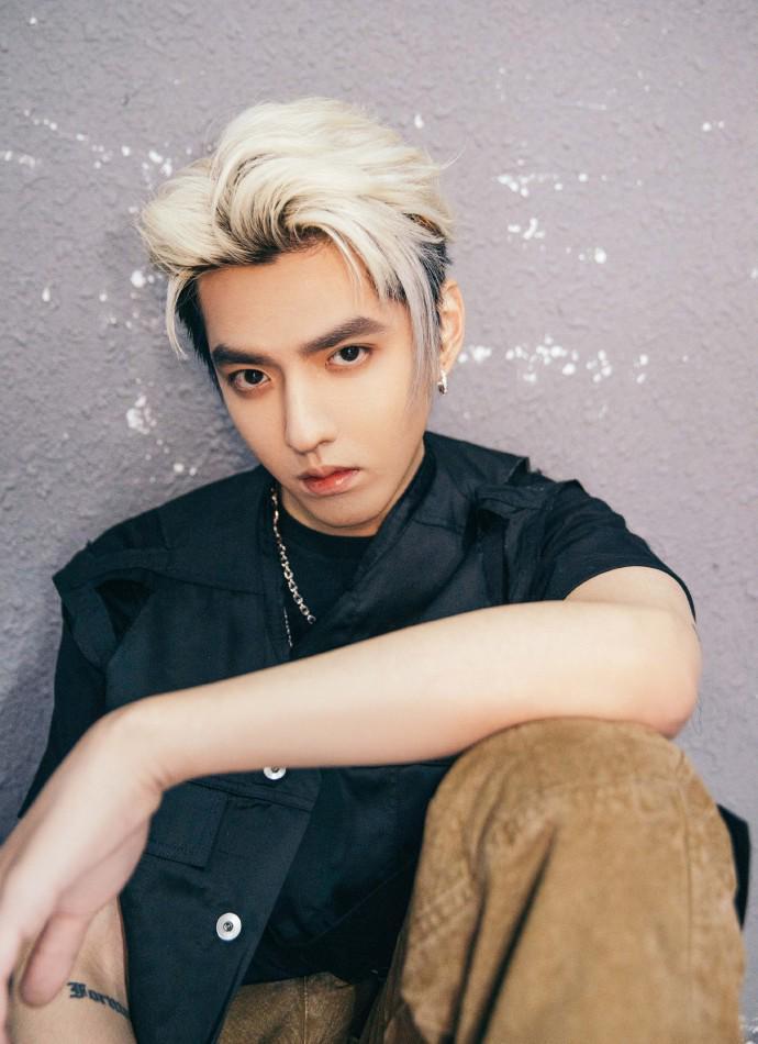 吴亦凡为什么能去nba(揭秘吴亦凡的10年康庄大道:成龙冯小刚保驾护航