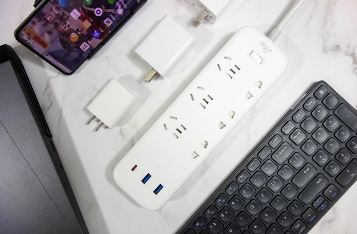 aigo插线板 65W快充版：手机、笔记本快充好搭档