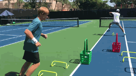 网球弹力绳怎么系(如何像职业球员一样系统的练习？每次去球场练上这一套绝对有效)
