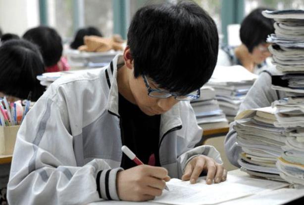 重庆一男生高考638分，不填志愿反倒选复读，最后考了多少分