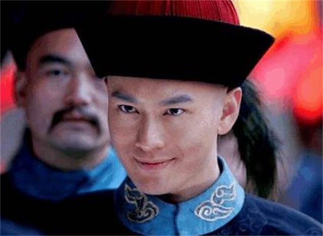 3年前金庸逝世，书迷自发赶到医院，次子捧遗像送父亲最后一程