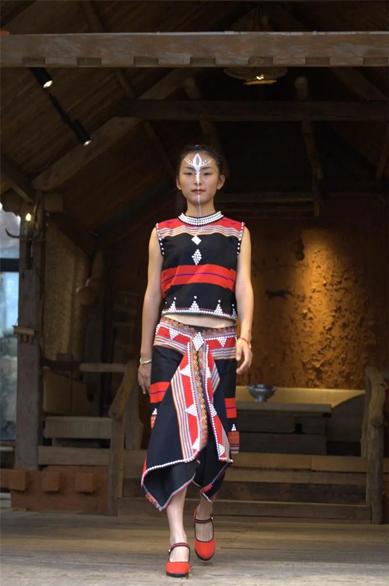 这些服装和服饰的搭配穿戴,形成了佤族独特的服饰文化.