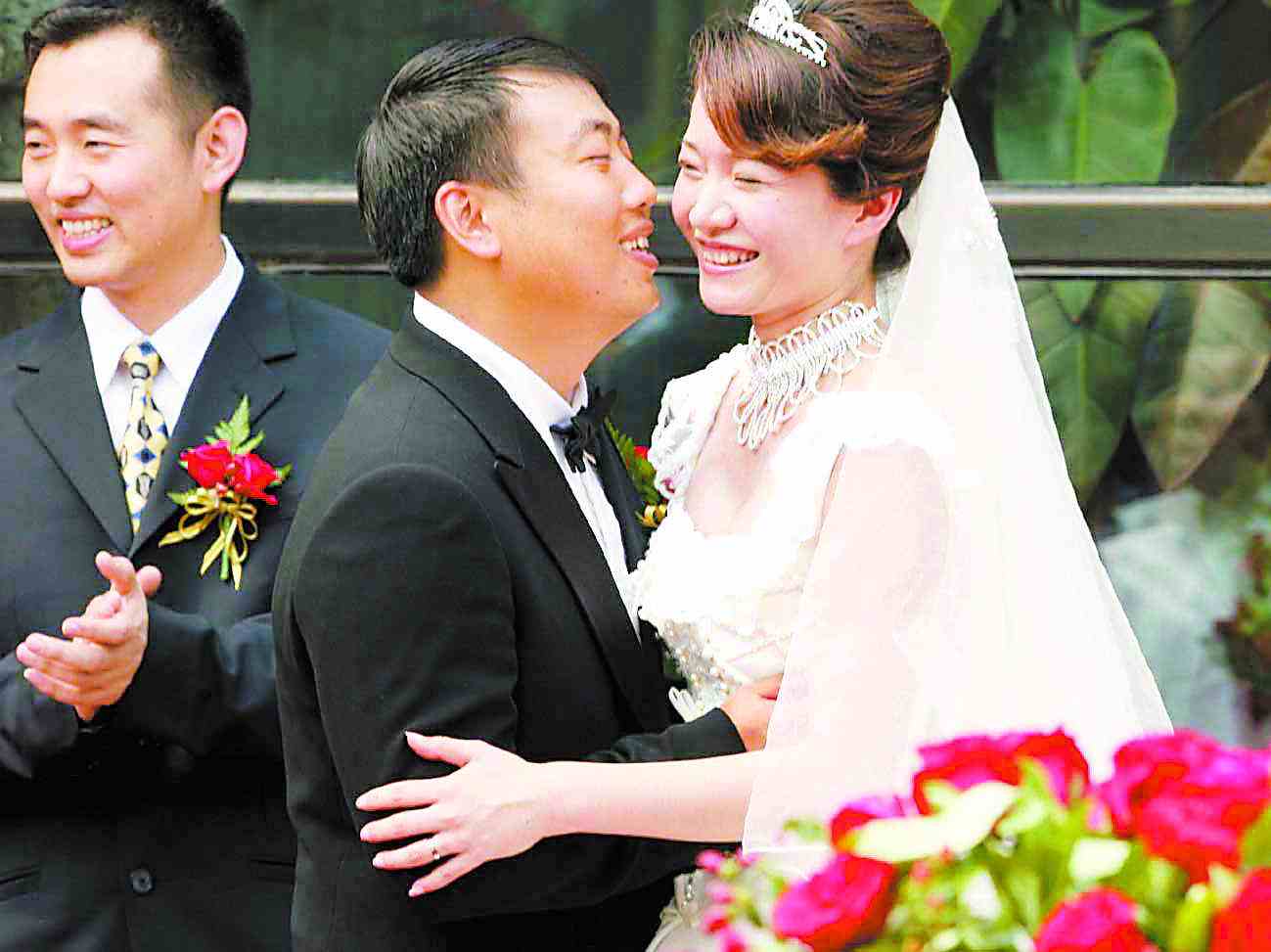 马龙采访时后面的女人是谁(马龙娇妻爱子低调幸福,许昕二人世界卿卿我