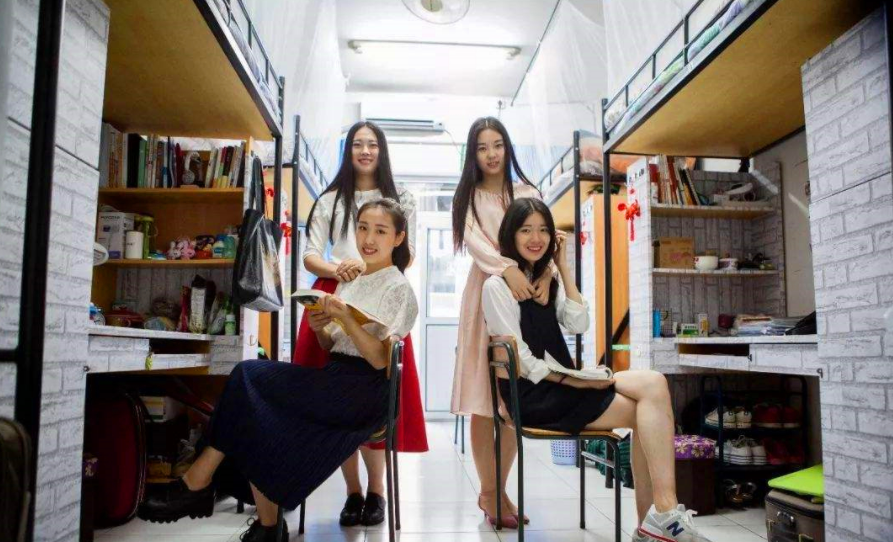 一学院试行“男女混住”，“谜之操作”惹怒家长，出问题谁负责？