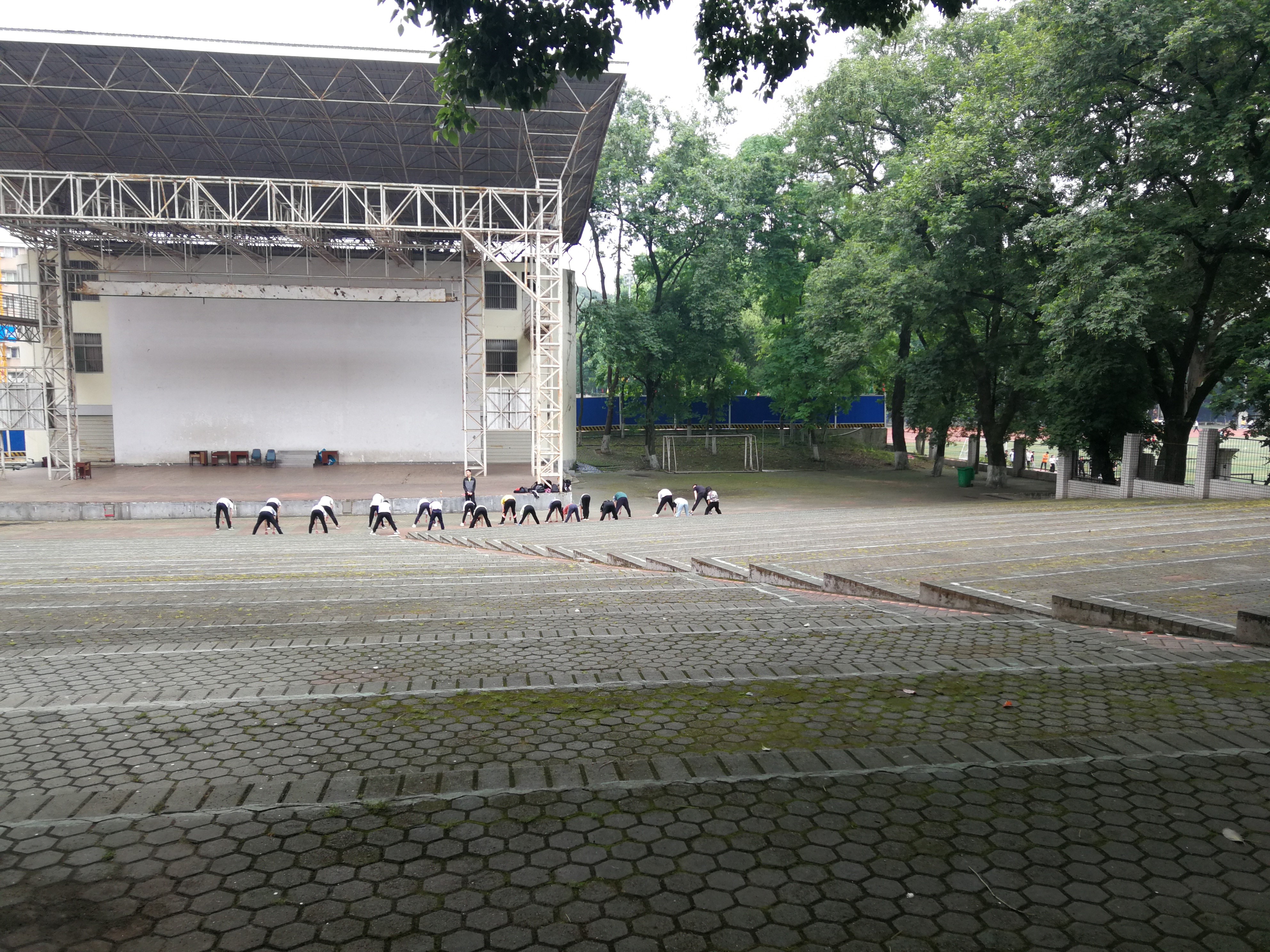 “爱在华师”：露天电影场的台阶结满青苔｜诗歌推荐