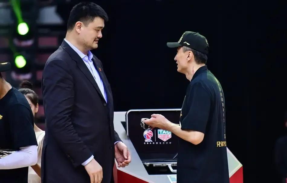 nba球場為什么不能推球員（姚明實施合同法的弊端來了，為了大合同，球員在國家隊出工不出力）