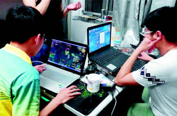 高考430分考上三本，开学看到室友心态崩盘了：我想复读重考大学