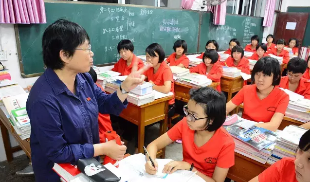 最后一课原型：一条破裤换来所学校，她让1800名女孩走出大山