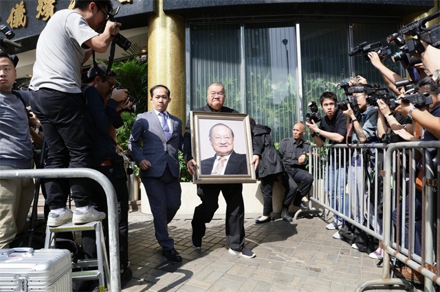 3年前金庸逝世，书迷自发赶到医院，次子捧遗像送父亲最后一程